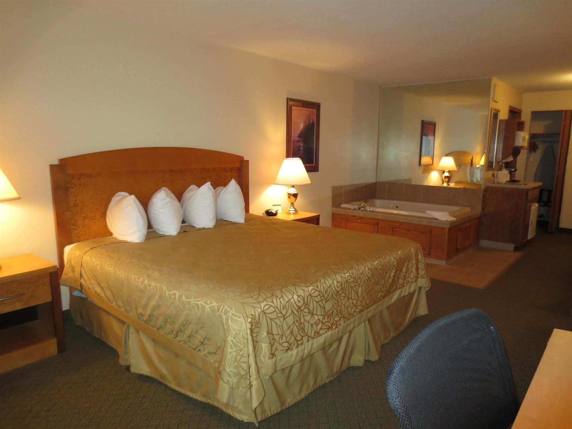 Boarders Inn & Suites By Cobblestone Hotels Superior Exterior foto