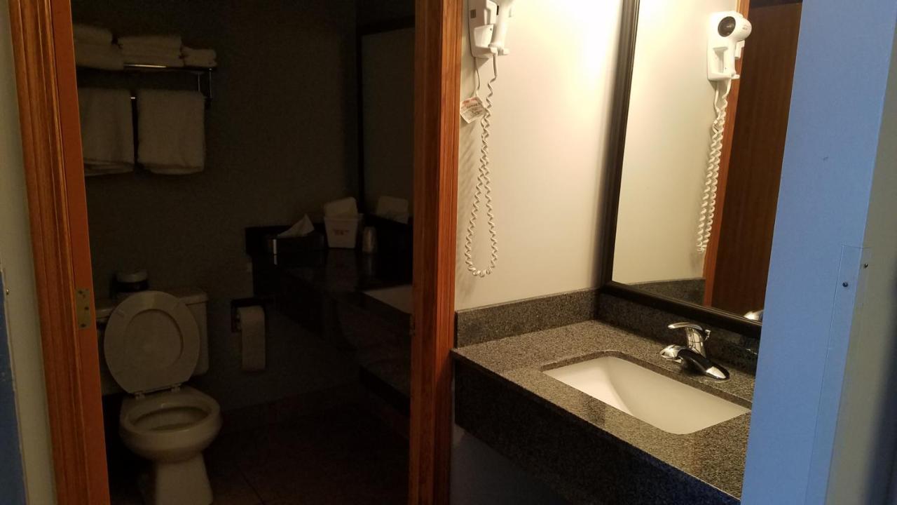 Boarders Inn & Suites By Cobblestone Hotels Superior Exterior foto