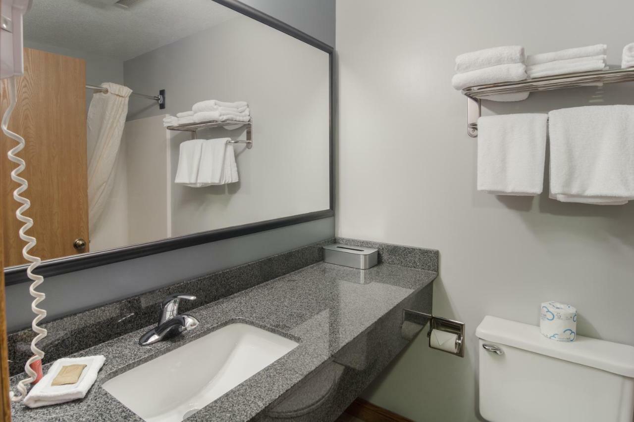 Boarders Inn & Suites By Cobblestone Hotels Superior Exterior foto