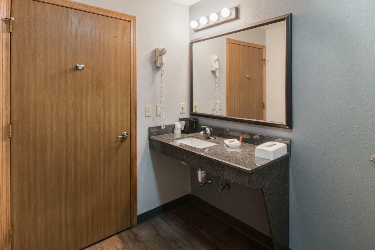 Boarders Inn & Suites By Cobblestone Hotels Superior Exterior foto