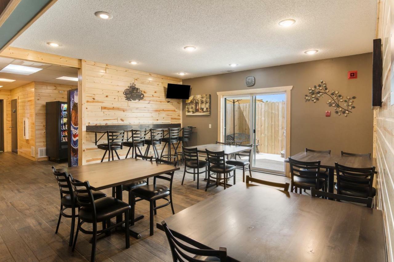 Boarders Inn & Suites By Cobblestone Hotels Superior Exterior foto