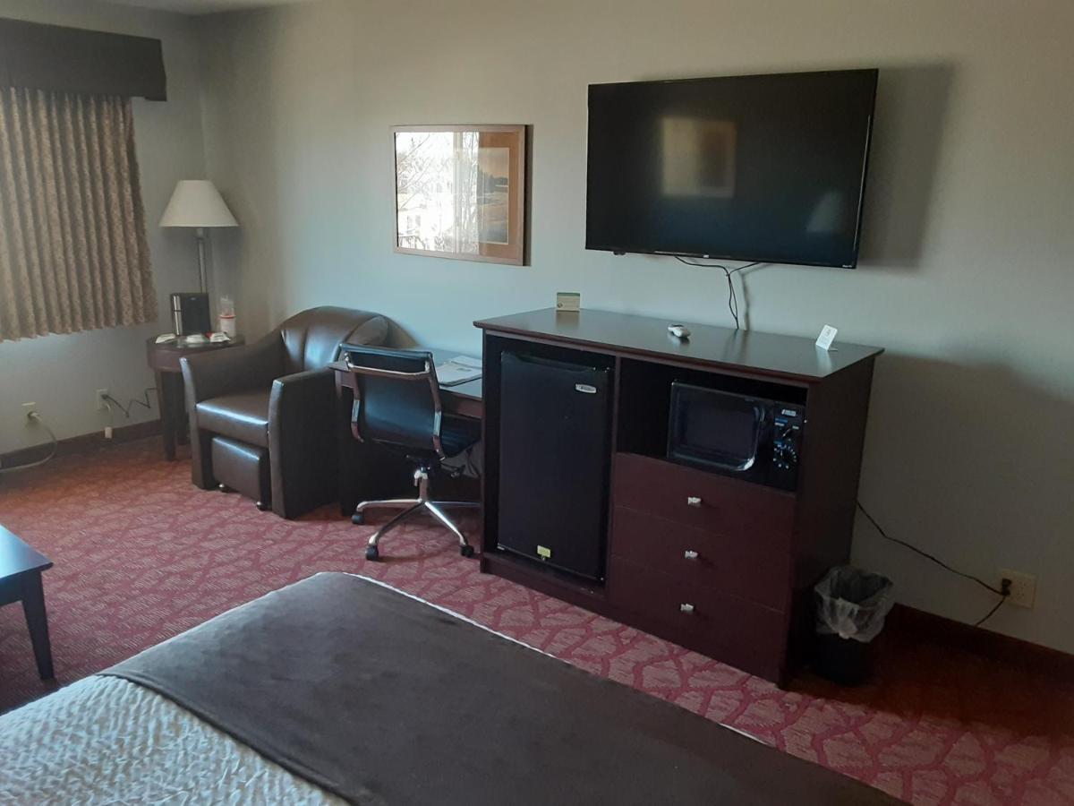 Boarders Inn & Suites By Cobblestone Hotels Superior Exterior foto